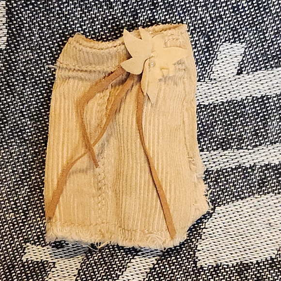 Bratz 2003 Style It Cloe Tan Corduroy Skirt w Flower *damaged* - Picture 1 of 6